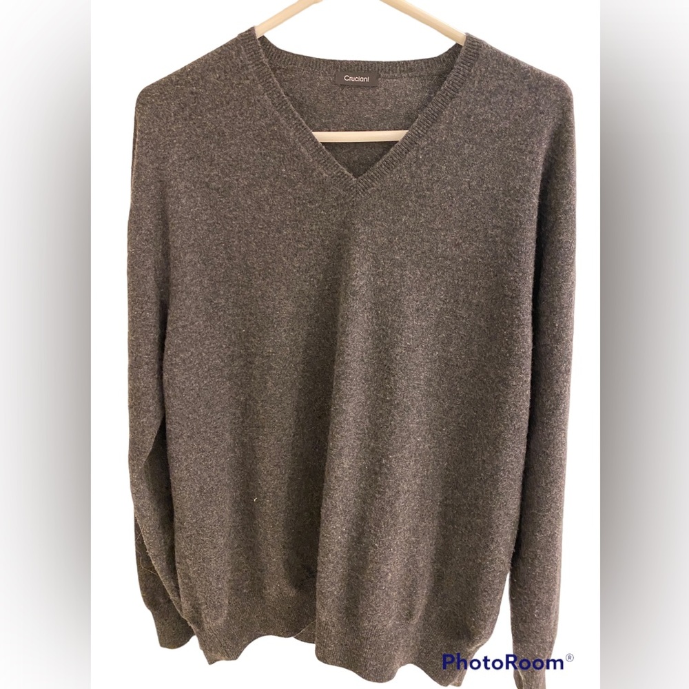 Men’s 100% cashmere sweater in charcoal gray.